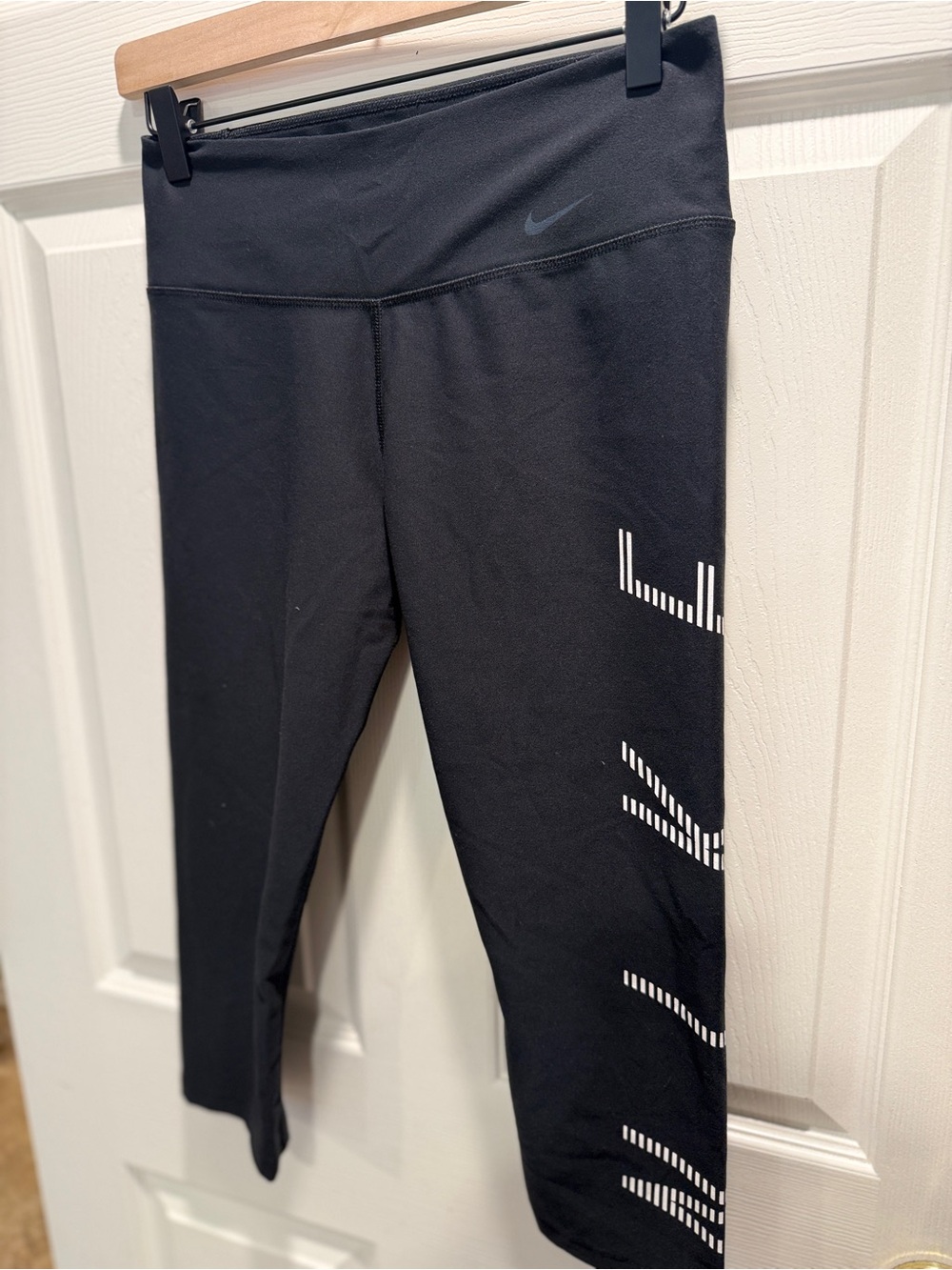 Nike Dri-FIT Cropped Capri Leggings Black Reflective Graphic Size Medium - Picture 4 of 9